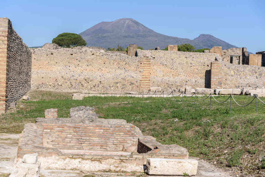 154 - Italia - Pompeya - parque arqueológico de Pompeya - Termas Centrales.jpg